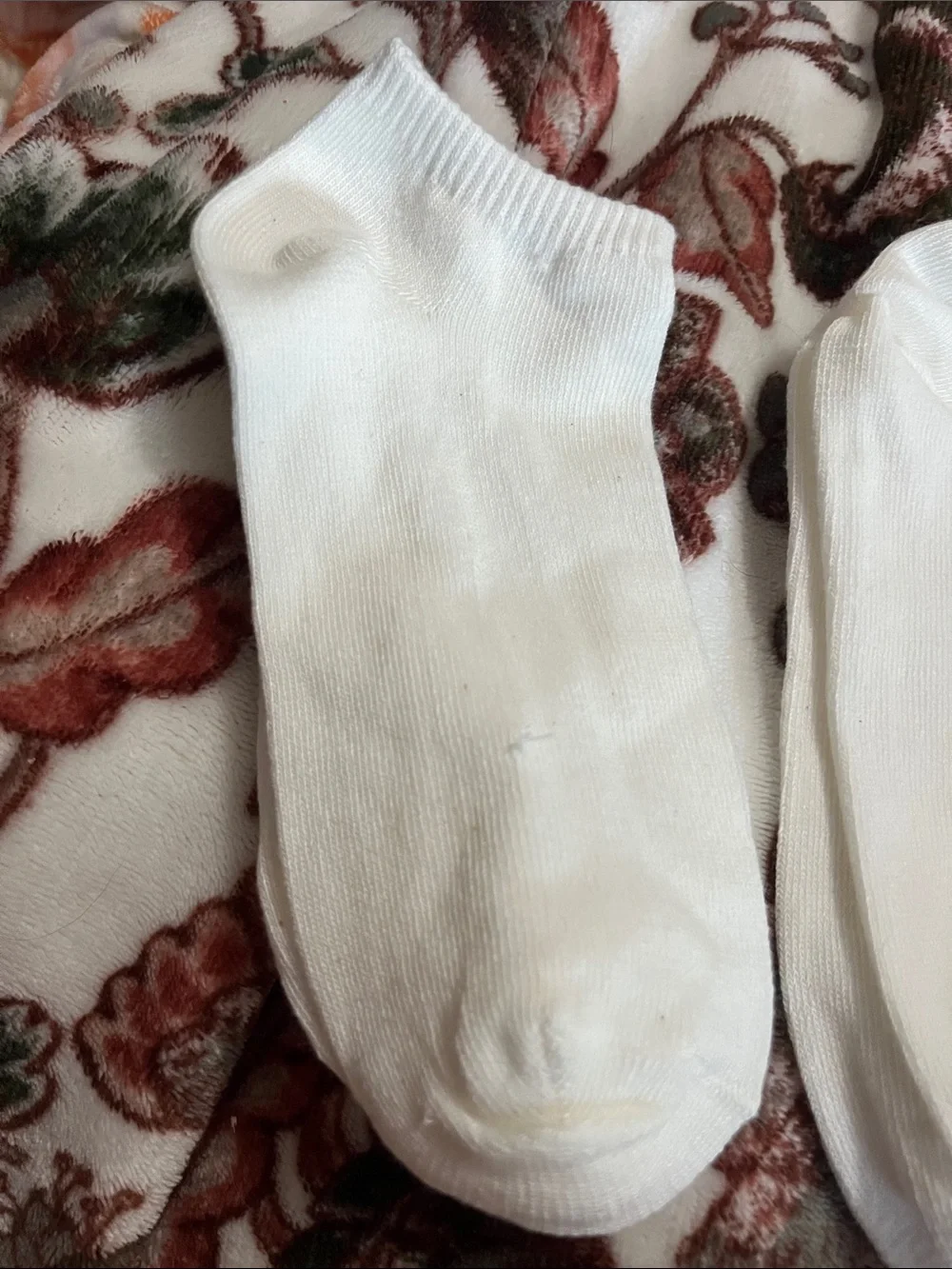 Casual White Ankle Socks with Frilled Cuff